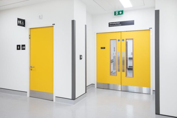 Emergency door_available in a range of colours and finishes _for the healthcare sector